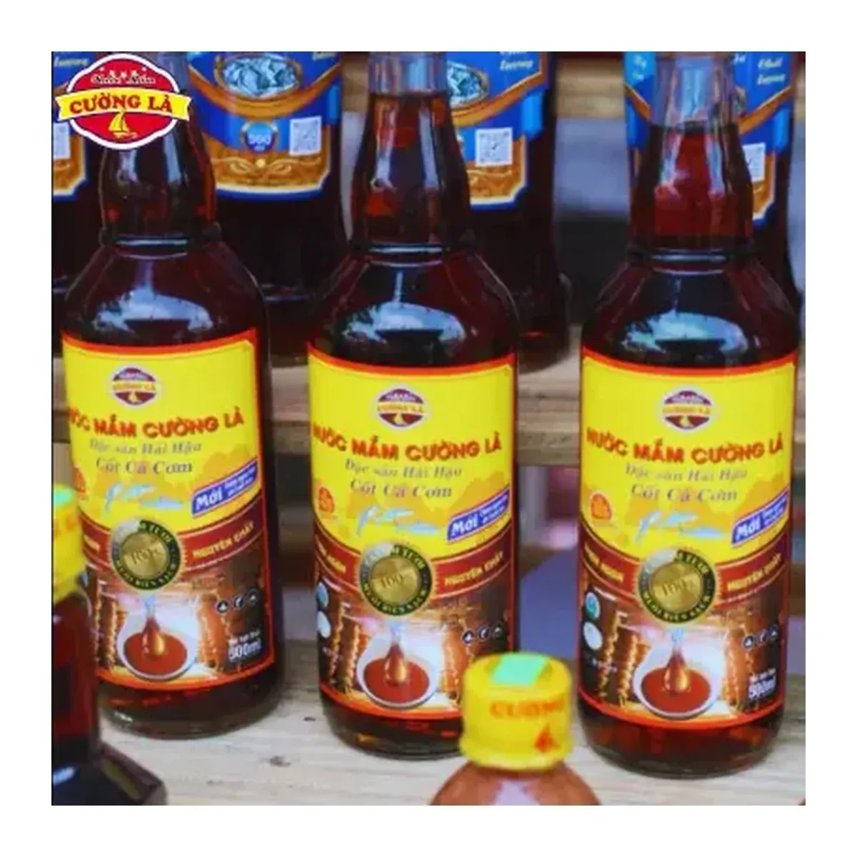 Cuong La Special Anchovy Fish Sauce 40N 500ml Glass Bottle Nước Mắm Cá Cơm Đặc Biệt Cường Là 40 Độ Đạm Chai Thủy Tinh 500ml